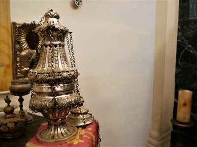 ...e, poco pi� in l�, un "turibolo" in metallo, cio� un vaso utilizzato per spargere l'incenso